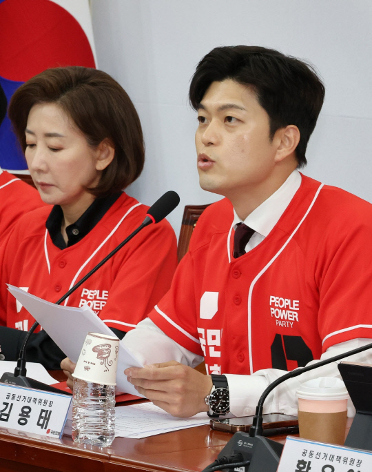 김용태(오른쪽) 국민의힘 비상대책위원장이 19일 국회에서 열린 중앙선거대책위원회 회의에서 발언하고 있다. [연합뉴스]